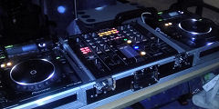 De Pro DJ Booth geinstalleerd in partybus 3